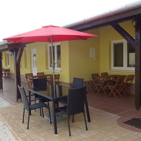 Apartmán La Familia Štúrovo Exteriér fotografie