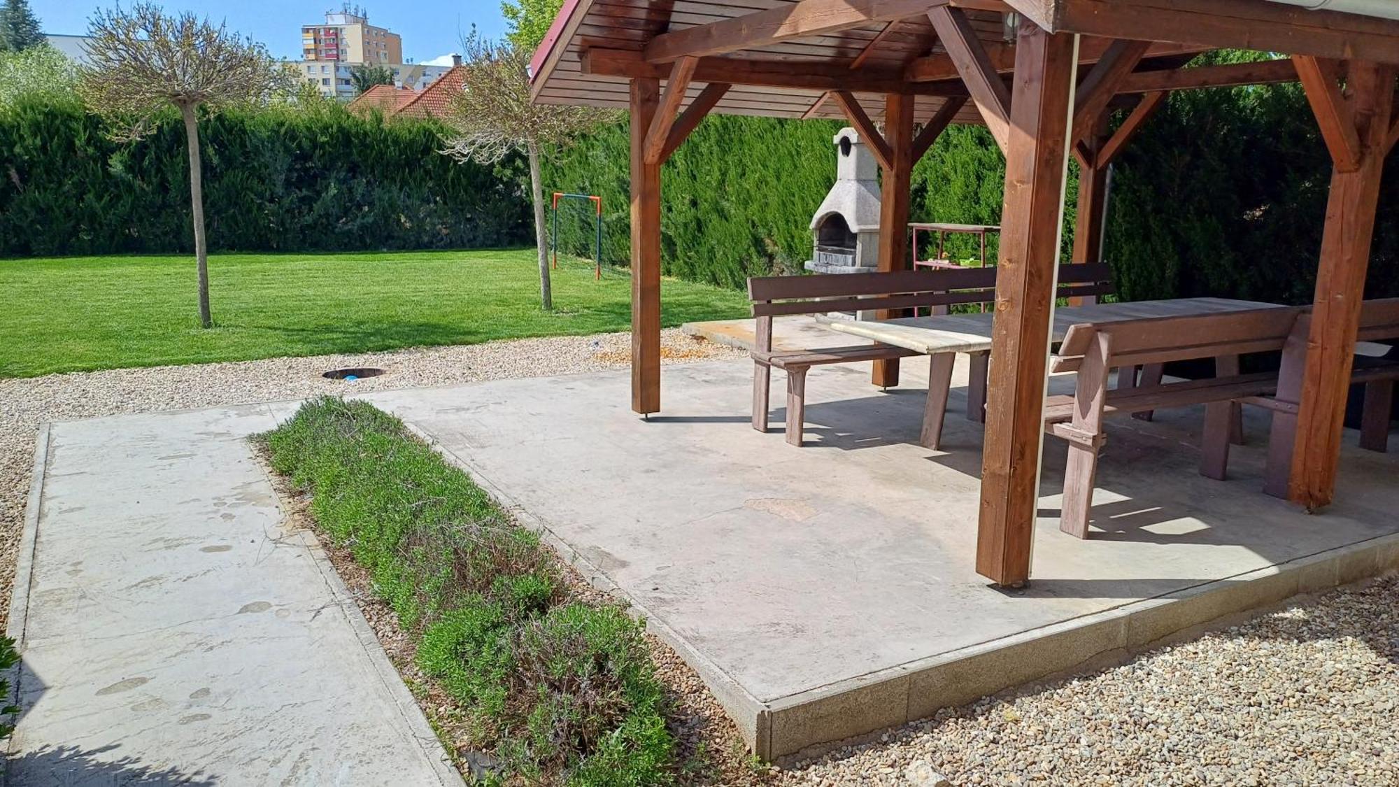 Apartmán La Familia Štúrovo Exteriér fotografie